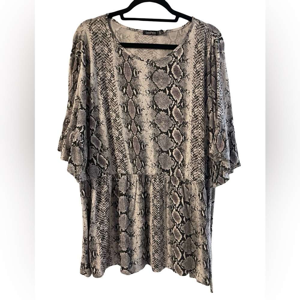 Boohoo Plus Ruffled Snake Print Black/White Top Size 24 EUC